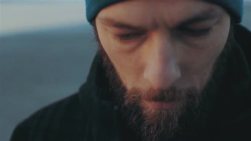 Retrato Cinematográfico do Homem Barba Hipster Ao Ar Livre Olhando na Câmera