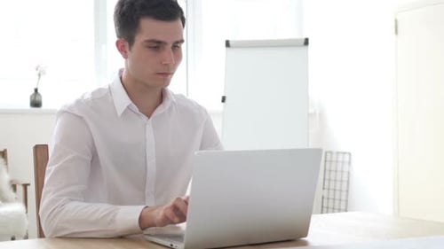 Geschäftsmann verlässt das Büro nach dem Schließen des Laptops bei der Arbeit