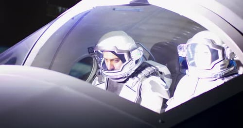 Männliche und weibliche Astronauten navigieren im Raumschiff