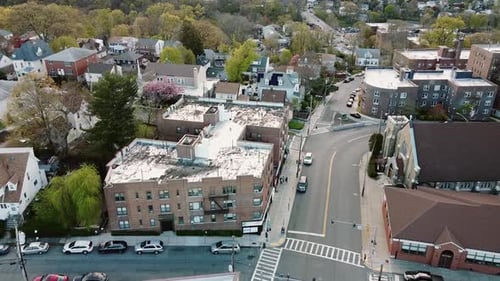 Imágenes aéreas de Zumbido sobrevolando casas vecinales, suburbios, Yonkers, Nueva York, Ver 2
