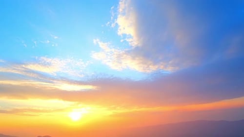 4K: Zeitraffer der Wolken, die sich bei Sonnenuntergang über wunderschöne Berge bewegen.