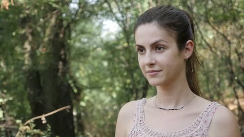 Tagsüber Waldspaziergang mit rosa gekleideten weiblichen Zeitlupenaufnahmen