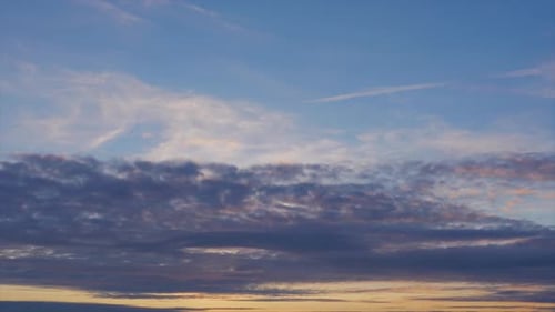 Lapso de tiempo de hermosas nubes azules oscuras escénicas después de la puesta de sol, tiro medio