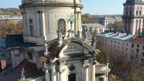 Luftbild der Dominikanerkirche im zentralen Teil der Altstadt von Lemberg, Ukraine