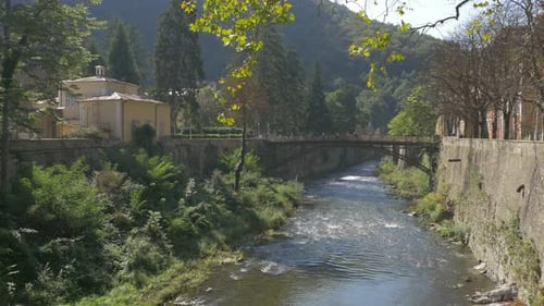 Pont sur la Cerna, paysage de la station thermale d'Herculane, située dans l'ouest de la Roumanie - Paysage à
