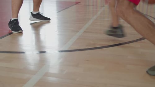 Joueur de basket-ball dribble le ballon entre les jambes