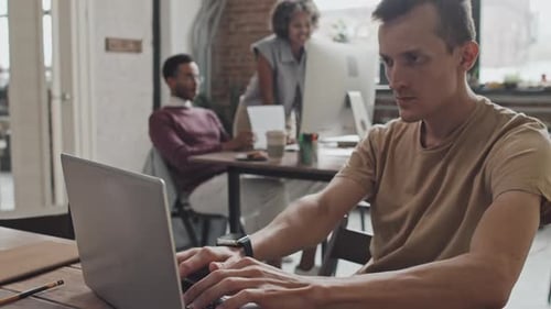 Spécialiste informatique caucasien travaillant au bureau