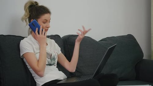 Jeune femme caucasienne assise sur le canapé dans le salon et discutant d'un document financier
