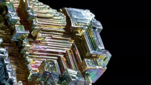 Stück im Labor gezüchtetes Wismutmineral, ein ungewöhnliches Mineral, das aus dem gleichnamigen Element besteht