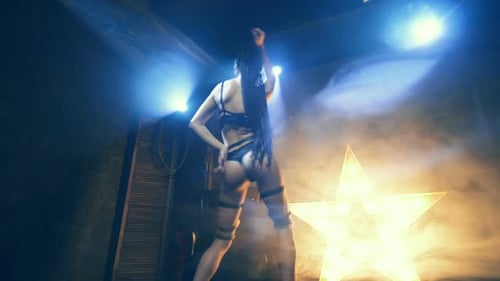 Mulher Bonita Em Lingerie Preta Com Espada E Cinto De Couro Dominação E Cena De Boate De Dança