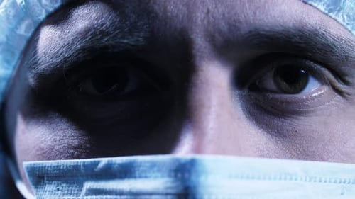 Augen des Arztes in chirurgischer Maske