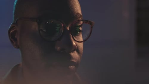 Afroamerikanischer Programmierer schreibt Programmcode