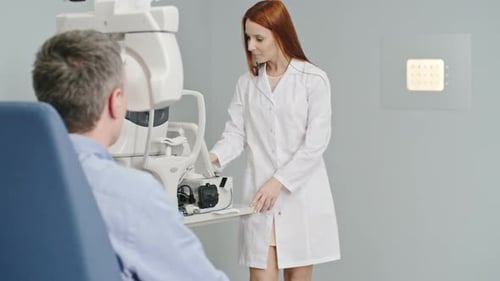 Optiker mit modernen Geräten bei der Augenuntersuchung
