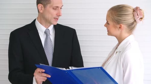 Zwei Geschäftsleute sprechen im Büro über Projektstrategie