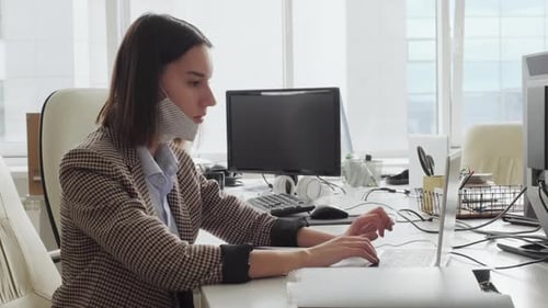 Femme d'affaires travaillant au bureau pendant la pandémie de Covid-19