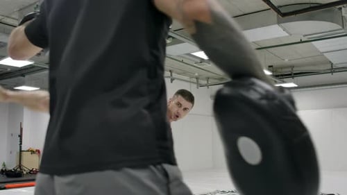 Der Slow Motion Fighter schlägt während der Drehung des Beins mit einer Kurve zu