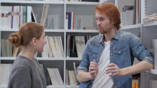 Des membres de l'équipe heureux discutent pendant la pause au travail