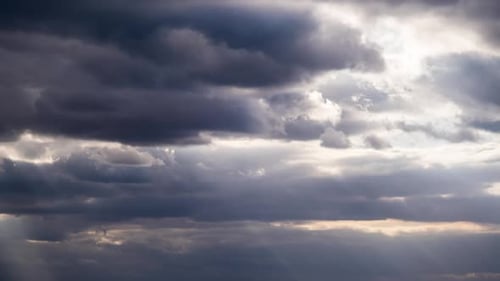 Sonnenstrahlen scheinen hinter den erstaunlichen Dramatisch Gewitterwolken am Himmel. Zeitraffer