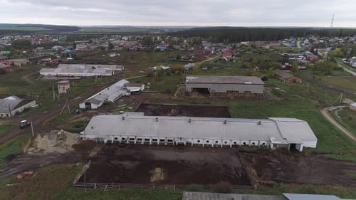 Vue aérienne d'une ferme dans un village avec de nombreuses étables 05