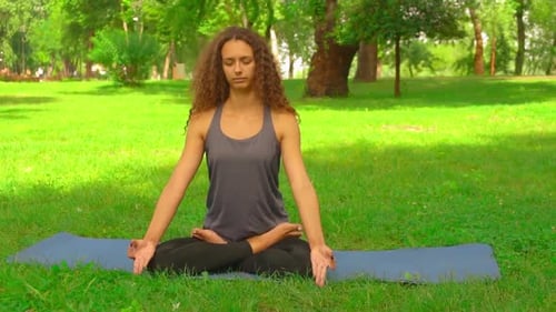 Kaukasische Frau sitzt in Lotus-Position