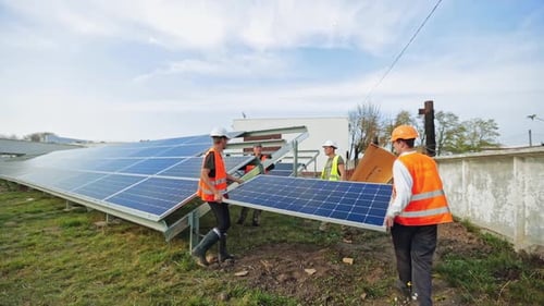 Arbeiter installiert Sonnenkollektoren im Freien Installation alternativer Photovoltaik-Solarmodule