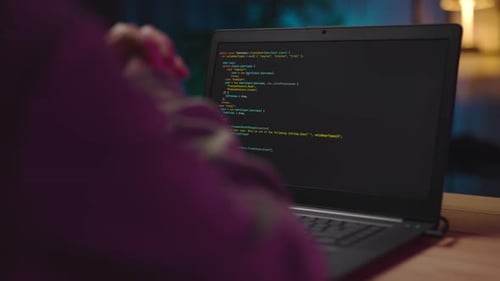 Mulher usando laptop para programação