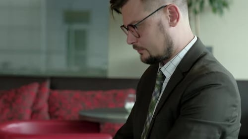 Homme d'affaires travaillant sur un ordinateur portable