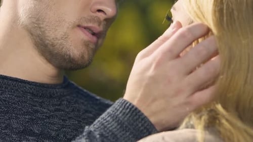 Hombre frustrado abrazando a la mujer, Lidiando con el dolor juntos, Simpatía sincera
