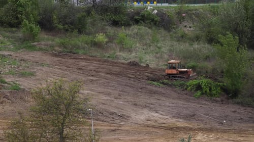 Timelapse : un bulldozer aplatit une surface sur un autre chantier