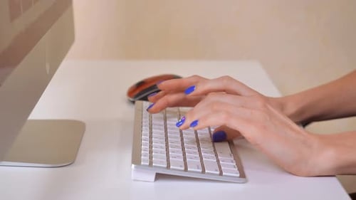 Nahaufnahme Mädchen mit Computer am Arbeitsplatz