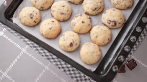 Galletas caseras con chispas de chocolate en una bandeja para hornear