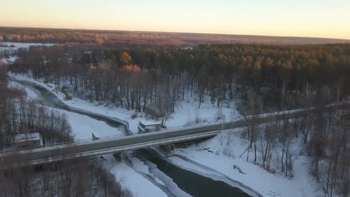 Brücke über den gefrorenen Fluss