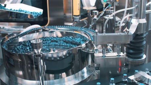 Ligne de production pour sceller les bouchons des flacons médicaux et des ampoules après le remplissage du médicament