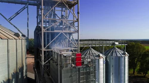 Getreide-Aufzug. Landwirtschaftliches Geschäft. Lagerung der Ernte