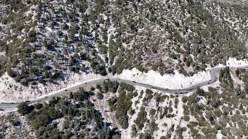 Luftaufnahme der Serpentine Road im Schneeberg im San Bernardino National Forest