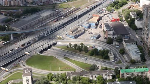 Blick auf die Wohn- und Geschäftshäuser der Großstadt