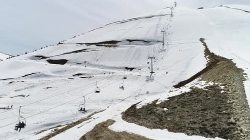 Luftaufnahme der verschneiten Berge und des Skizentrums