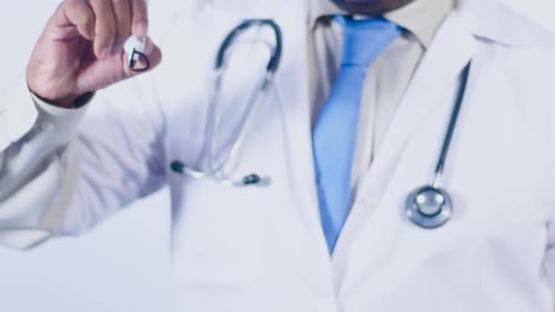 Un médecin indien écrit une peau sèche