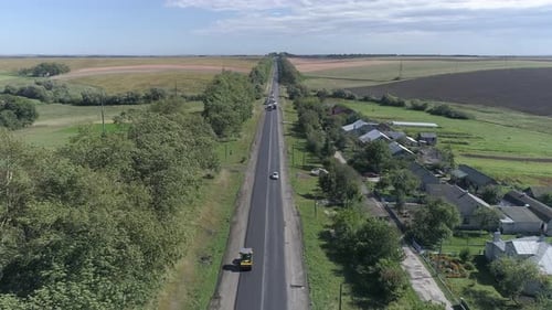 Luftbild einer im Bau befindlichen Straße in einer ländlichen Gegend