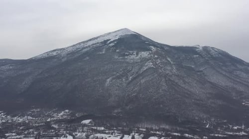 Scène d'hiver avec la vidéo du Drone 4K de la montagne de Rtanj, dans