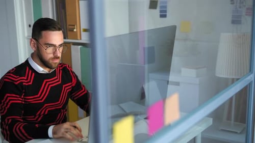 Manager, der im Büro arbeitet