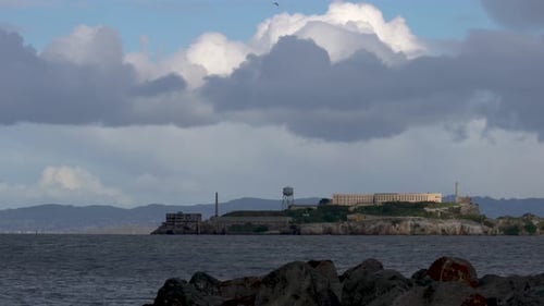 Gewitterwolken rollen über Alcatraz Island und schließen den letzten Sonnenstrahl auf dem Gefängnis in San Francis aus