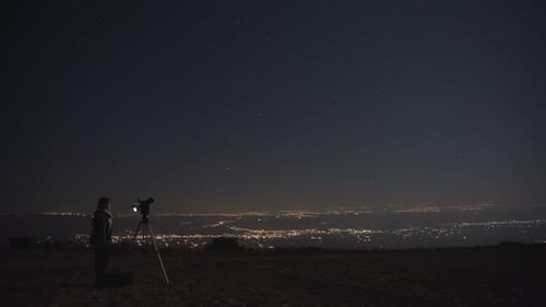 Femme photographiant le ciel nocturne
