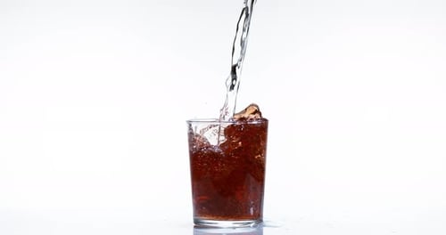 900058 Wasser wird in ein Glas oder Rotwein gegossen, vor weißem Hintergrund, Zeitlupe 4K