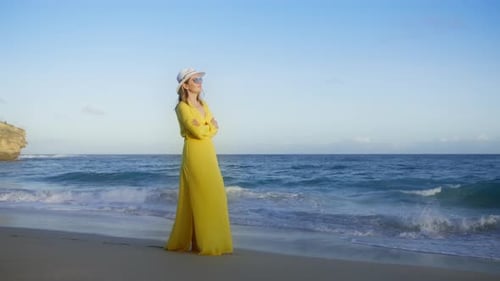 Touristische Reisefrau auf Kauai Beach Hawaii Island Glückliches, elegantes Model