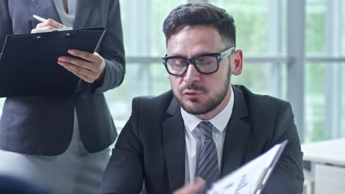 Angry Boss Schimpft Mitarbeiter