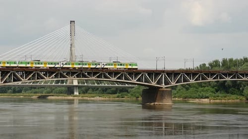 Zug an der Srednicowy-Eisenbahnbrücke in Warschau, Polen