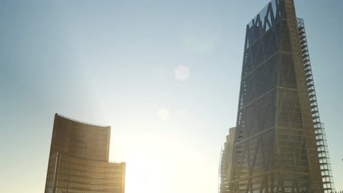 Skyline der Stadt mit urbanen Wolkenkratzern bei Sonnenuntergang