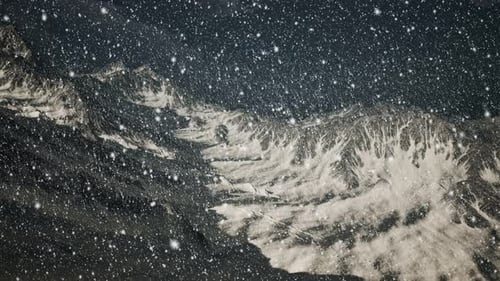 Starker Schneefall, konzentriert auf die Schneeflocken, Berge im Hintergrund
