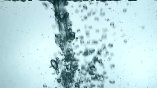 Wasser in Trinkglas gießen
